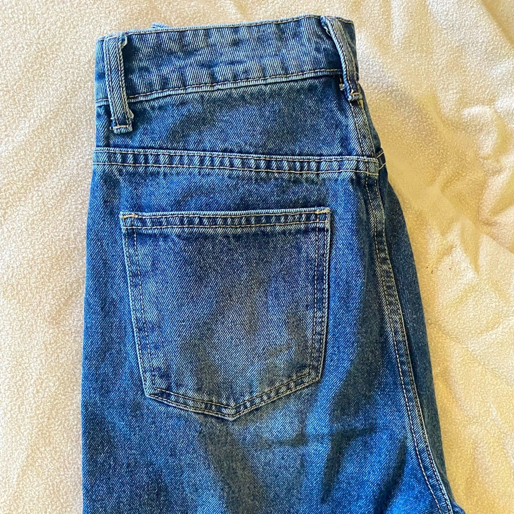 Mom Jeans: long legged, high waisted